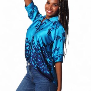 Camisa satinada azul marino con estampado de hoja