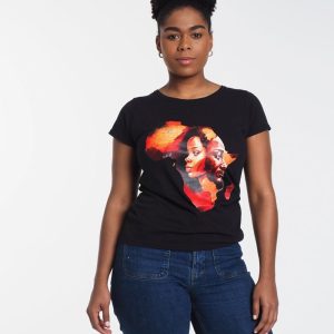 Camiseta negra rostros africanos