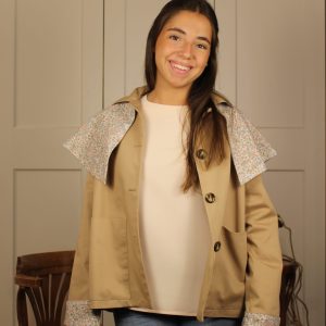 Gabardina corta Sonia con capelina
