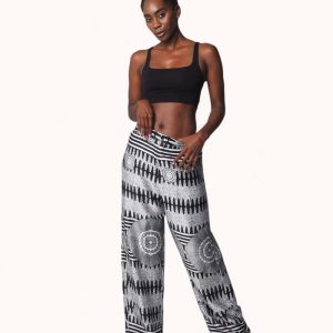 Pantalón estampado tela satinada gráfico blanco y negro