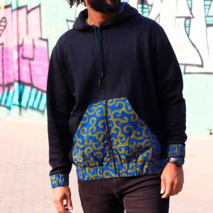 Sudadera negra estampada macarrones