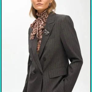 Americana Raya Diplomática con Detalle Joya Gris LOLA CASADEMUNT Ref. MF2502010