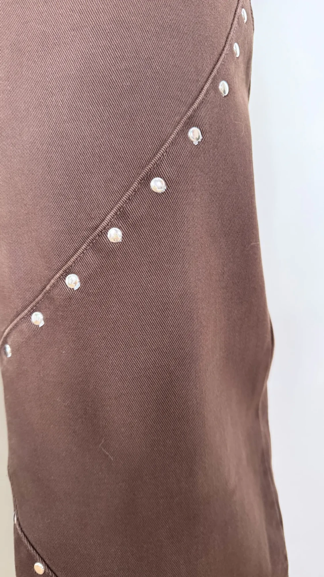 Jean wide leg con tachas CHOCOLATE - Imagen 3