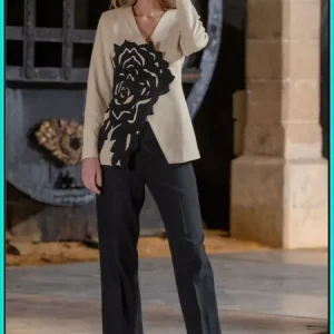 Conjunto Flor Beige y Pantalón Negro Ref. CH0096A