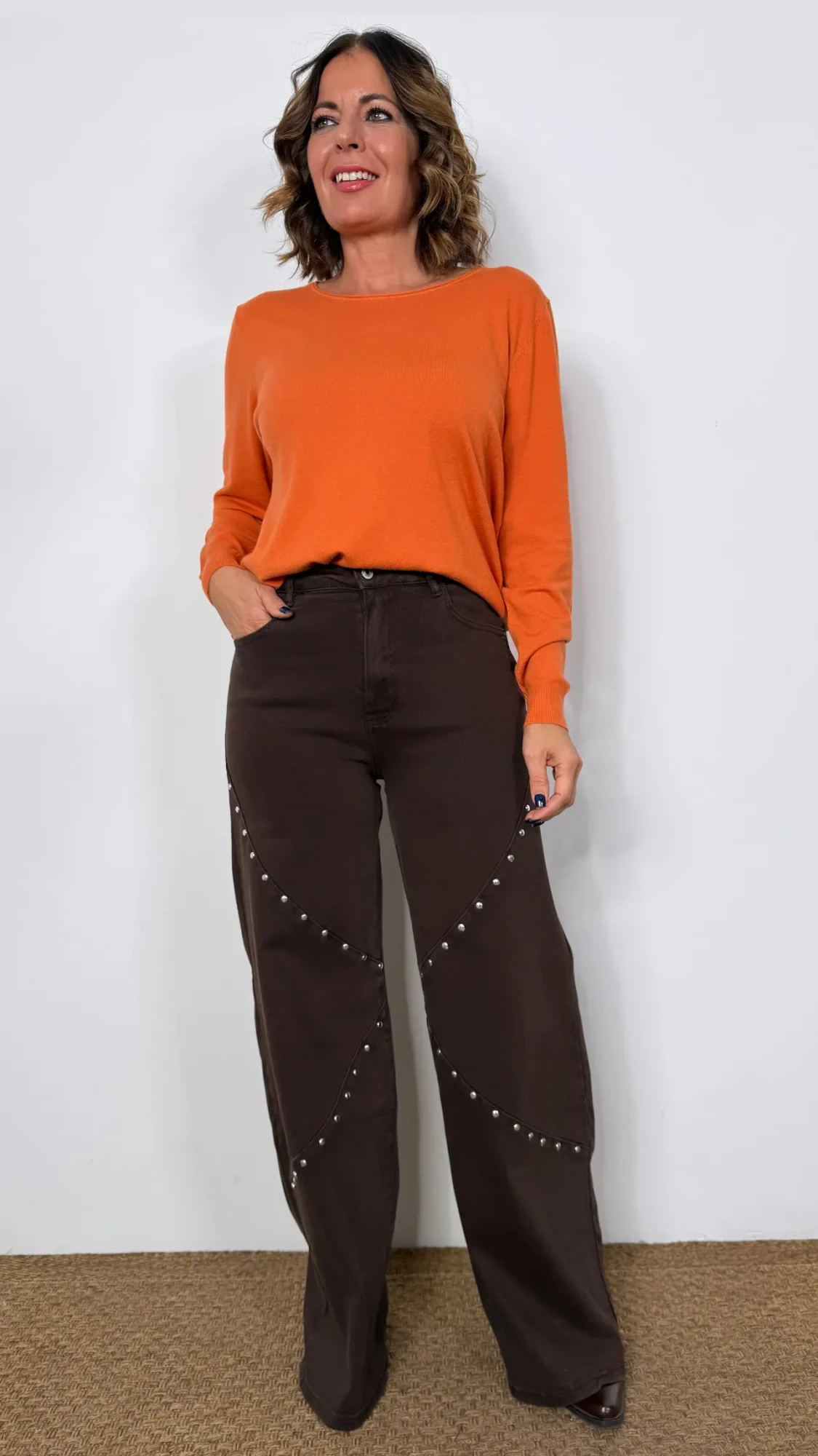 Jean wide leg con tachas CHOCOLATE