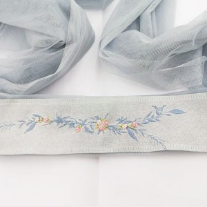 ..LAZO TUL CON BORDADO DE COMUNION AZUL AMAYA 2026