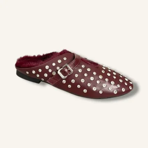 Mule tipo zueco detalle tachas brillo GRANATE